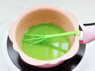 6、椰蓉黄瓜冻,再倒入过滤好的黄瓜汁混合搅拌均匀。