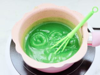 7、椰蓉黄瓜冻,中火煮沸后，用手动打蛋器搅拌至豌豆粉和白糖融化即可关火。