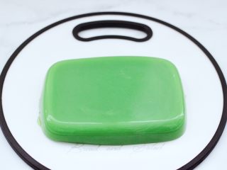 10、椰蓉黄瓜冻,冷藏好后取出脱模。