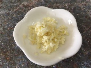 4、健康素食之豆腐皮卷素菜,蒜头切成蒜末