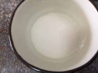 9、健康素食之豆腐皮卷素菜,蒸素菜卷时准备淀粉水，一小碗放入淀粉，加入水，搅拌均匀