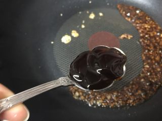 12、健康素食之豆腐皮卷素菜,加入蚝油