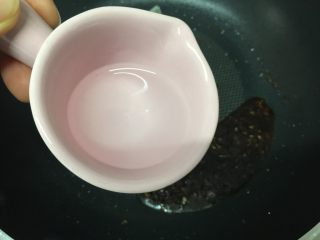 14、健康素食之豆腐皮卷素菜,倒入水