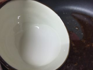 15、健康素食之豆腐皮卷素菜,熬煮开后加入淀粉水