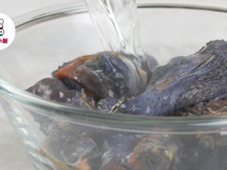 3、干了这碗乌鸡汤,瞬间“满血”复活,碗中倒入沸水,将乌鸡烫5分钟,捞出洗净沥干备用