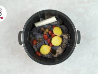 4、干了这碗乌鸡汤,瞬间“满血”复活,将烫好的乌鸡,浸泡好的红枣、桂圆,大葱葱白1段、老姜3片,放入电饭煲中,倒入料酒30ml、清水适量,选择煲汤键,慢炖约2小时