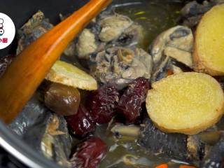 5、干了这碗乌鸡汤,瞬间“满血”复活,开盖加入盐3g,放入枸杞,搅拌均匀,盖上盖子继续炖煮5分钟