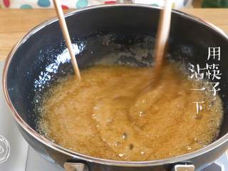 8、花生酥36m+（宝宝辅食）,熬差不多的时候，用筷子沾一下，放入凉水中，结块又脆就熬好啦~