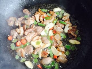 15、干煸有机花菜,翻炒均匀煸出香味