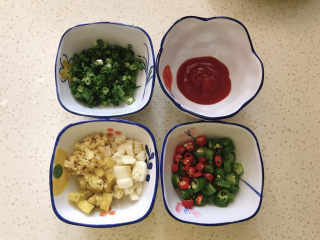 2、金针菇肥牛卷,青红椒切小圈，姜蒜切末，泡椒切碎，葱切碎，番茄酱酱勺备用