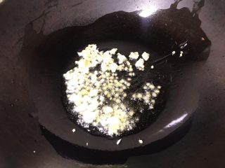 7、金针菇肥牛卷,起锅烧油，油热下姜蒜，炒出香味