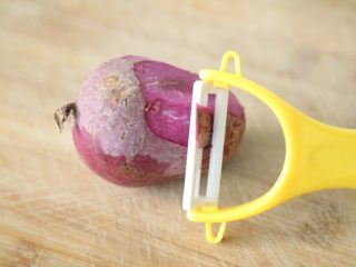 2、紫薯银耳羹,紫薯去皮。