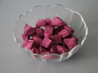 4、紫薯银耳羹,紫薯切成小丁备用。