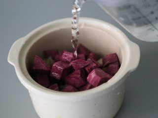 8、紫薯银耳羹,倒入500ml的水。