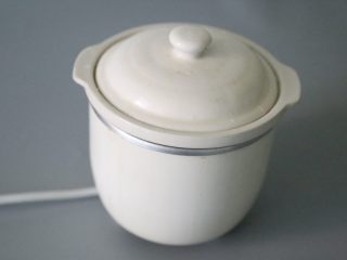 10、紫薯银耳羹,就内胆放入电炖锅，接通电源，炖约3小时即可。期间完全不用照看。