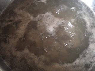 3、海参猪肉汤,用开水焯一下