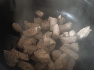 4、海参猪肉汤,捞入砂锅中