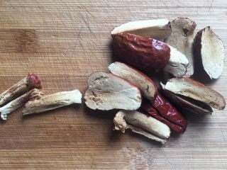 7、海参猪肉汤,大枣去核