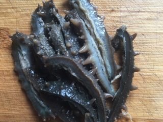 8、海参猪肉汤,海参切条