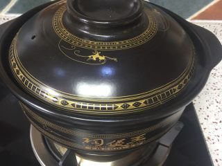 11、海参猪肉汤,盖上盖子大火烧开转小火慢炖2-3个小时