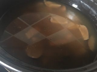 12、海参猪肉汤,煲好后加盐调味即可