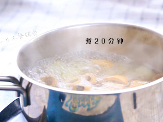 2、雪梨麦冬芦根饮,干芦根泡水半小时。雪梨切丁，加麦冬、芦根一起煮20分钟。