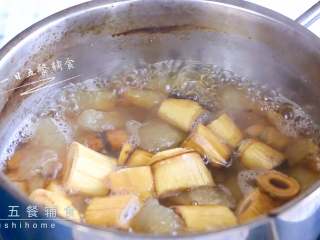 3、雪梨麦冬芦根饮,汤水越煮越甜。