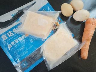 1、磷虾蛋卷,准备原材料：南极直达磷虾肉、鸡蛋、胡萝卜