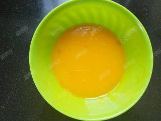 7、磷虾蛋卷,蛋液加少许盐打散