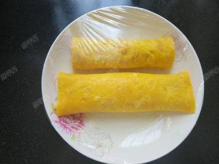 12、磷虾蛋卷,将卷好的蛋卷放入刷过油的平盘中，盖上保鲜膜