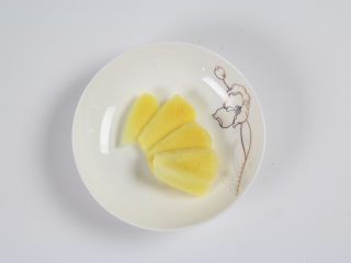 2、排骨板栗香焖饭,姜去皮后切片。