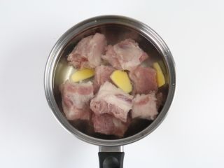 4、排骨板栗香焖饭,加入洗干净后的排骨焯水，大火煮开，水开大概一分钟左右即可关火。