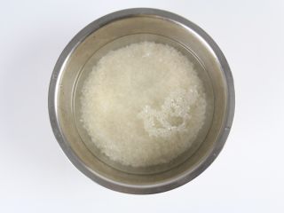 6、排骨板栗香焖饭,大米轻轻掏洗两次在这需要注意的是大米掏洗次数不宜过多，过多营养物质则流失。