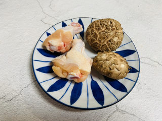 1、小鸡炖蘑菇粉条,鸡腿两个，新鲜香菇两朵