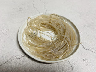 2、小鸡炖蘑菇粉条,粉条提前泡软