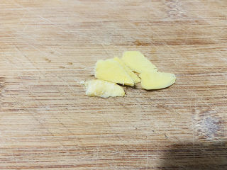 3、小鸡炖蘑菇粉条,生姜洗净去皮切片