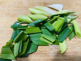 4、小鸡炖蘑菇粉条,青蒜洗净切段
