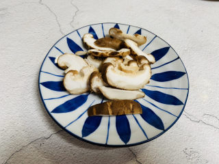 5、小鸡炖蘑菇粉条,香菇洗净切片