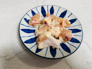 6、小鸡炖蘑菇粉条,鸡腿洗净切块