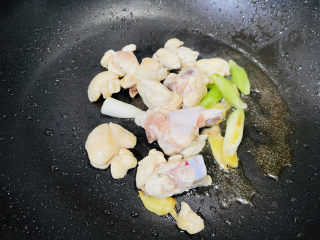 9、小鸡炖蘑菇粉条,翻炒至变色