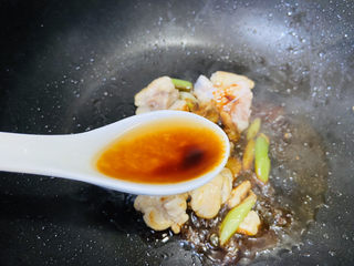 11、小鸡炖蘑菇粉条,烹入两勺料酒翻炒片刻