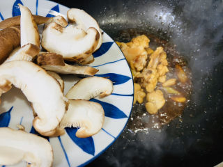 12、小鸡炖蘑菇粉条,放入香菇