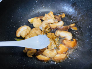 14、小鸡炖蘑菇粉条,加入1小茶匙盐翻炒均匀