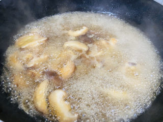 15、小鸡炖蘑菇粉条,加入适量的热水大火烧开