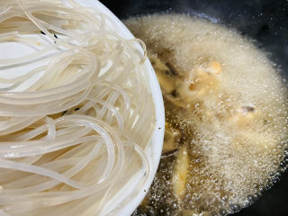 16、小鸡炖蘑菇粉条,入粉条