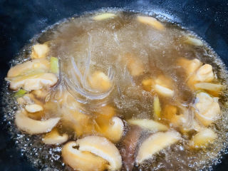 17、小鸡炖蘑菇粉条,煮熟