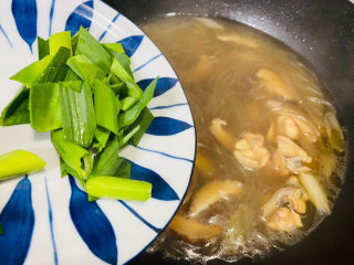 18、小鸡炖蘑菇粉条,入青蒜叶焖一会