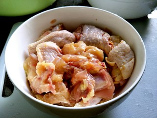 1、花菇炖鸡汤????,鸡肉切块洗干净