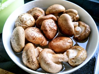 2、花菇炖鸡汤????,花菇洗干净泡水！把脏东西泡出来！