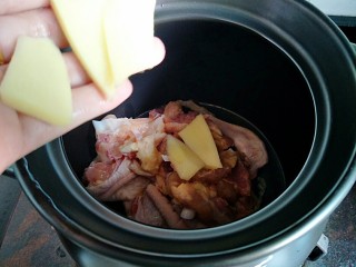 4、花菇炖鸡汤????,把鸡肉????跟姜片放进砂锅